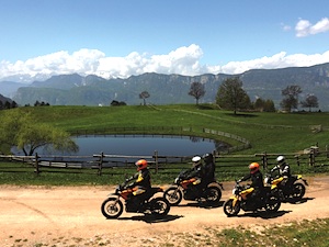 op elektrische motor door de alpen