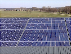 Links Japanse en rechts Chinese zonnepanelen in testopstelling op een boerendak 