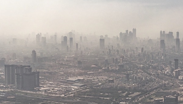 Voorbeeld van luchtvervuiling boven stedelijk gebied.