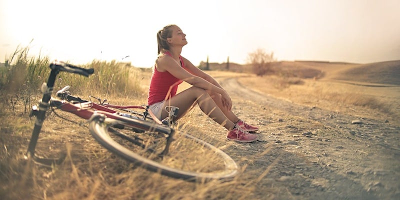 vrouw met fiets