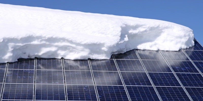 sneeuw op zonnepanelen