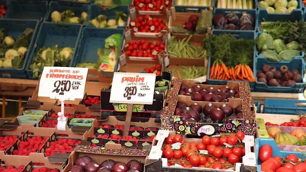https://www.dreamstime.com/haarlem-netherlands-october-th-fruits-vegetables-market-stall-dutch-text-tags-raspberry-prunes-price-per-unit-image136557652