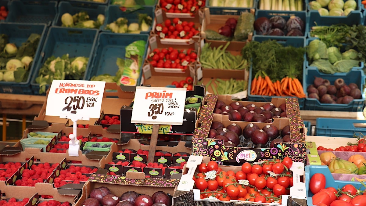 https://www.dreamstime.com/haarlem-netherlands-october-th-fruits-vegetables-market-stall-dutch-text-tags-raspberry-prunes-price-per-unit-image136557652