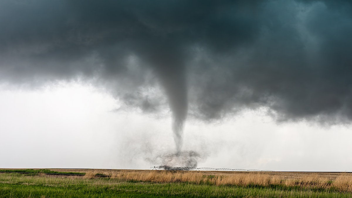 windhoos over land