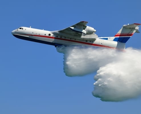 vliegtuig dat zeewater op wolken sproeit