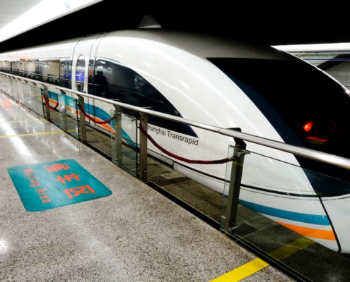 zweeftrein in een tunnelstation