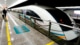zweeftrein in een tunnelstation