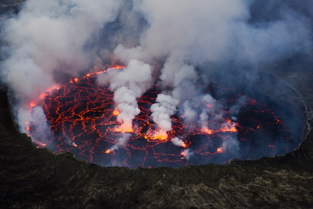 Satellietbeeld van de Nyiragongo vulkaan met lavameer.