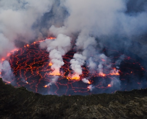 Satellietbeeld van de Nyiragongo vulkaan met lavameer.