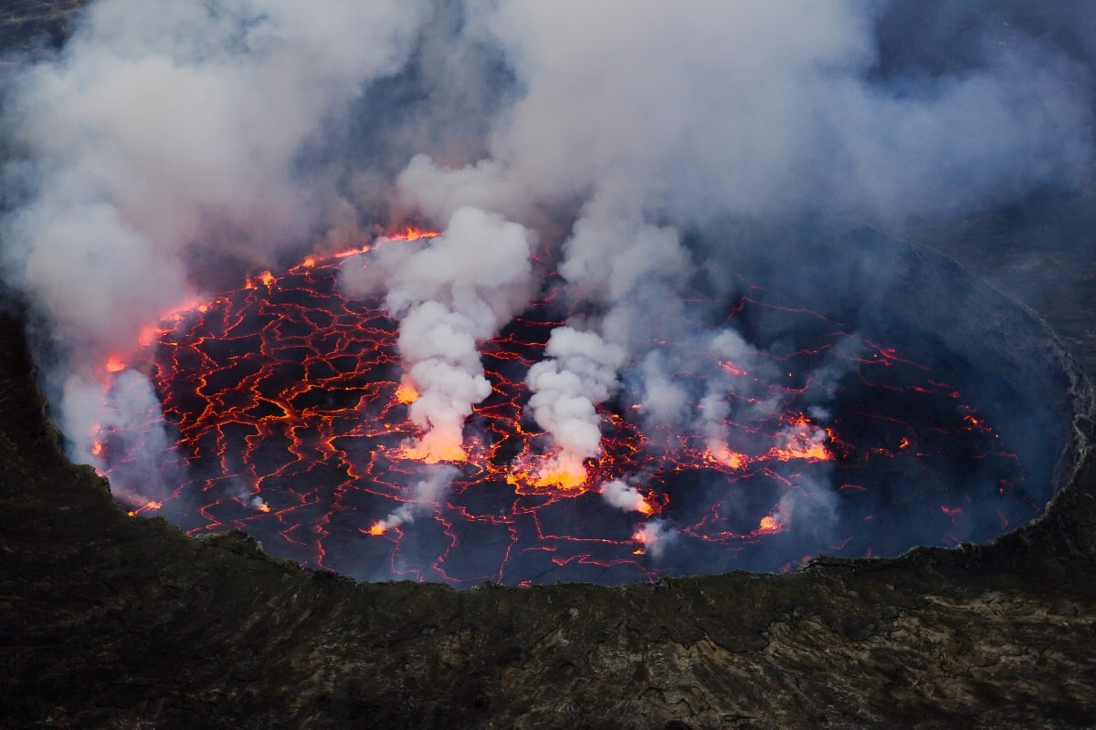 Satellietbeeld van de Nyiragongo vulkaan met lavameer.