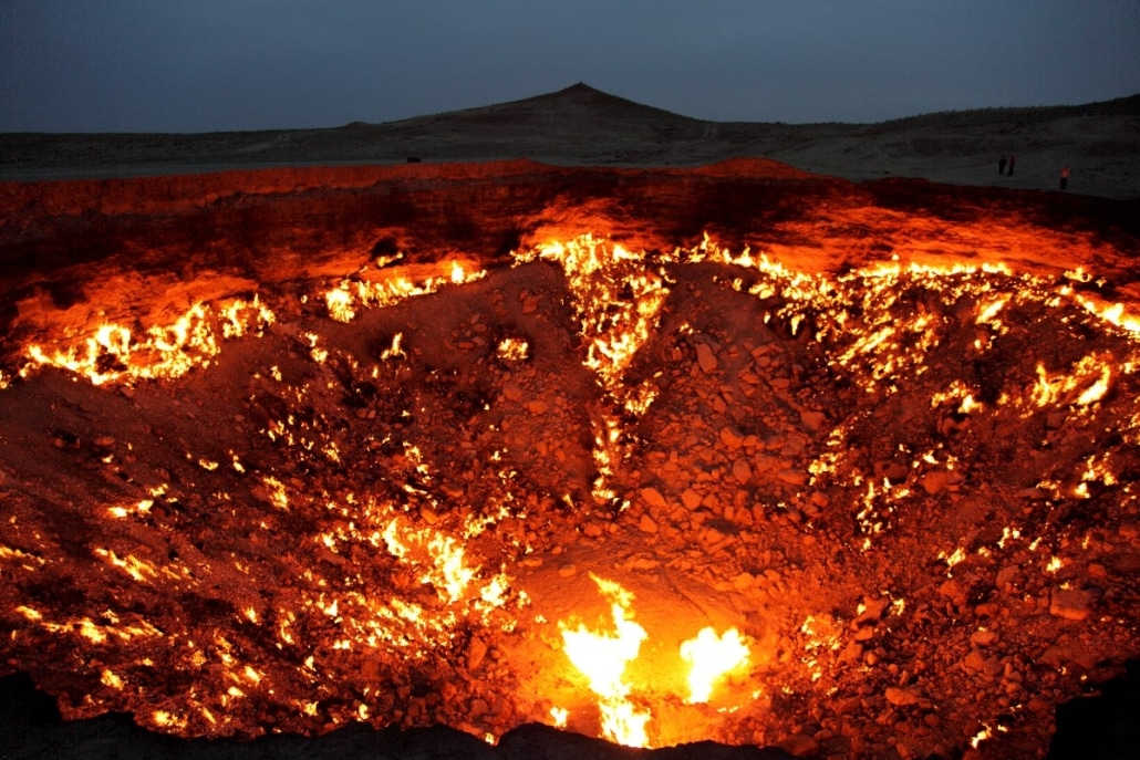 Uitzicht op de Darvaza-gascrater met vlammen.