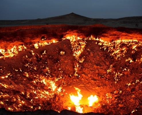 Uitzicht op de Darvaza-gascrater met vlammen.