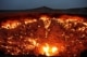 Uitzicht op de Darvaza-gascrater met vlammen.