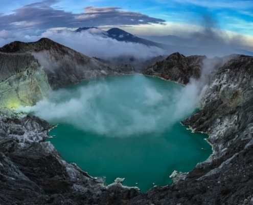 Uitzicht op het zure Kawah Ijen meer met blauwe vlammen.