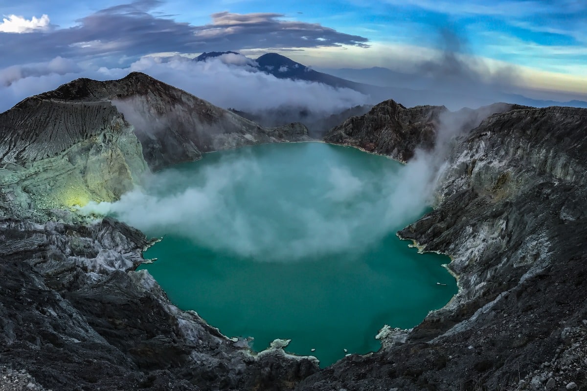 Uitzicht op het zure Kawah Ijen meer met blauwe vlammen.