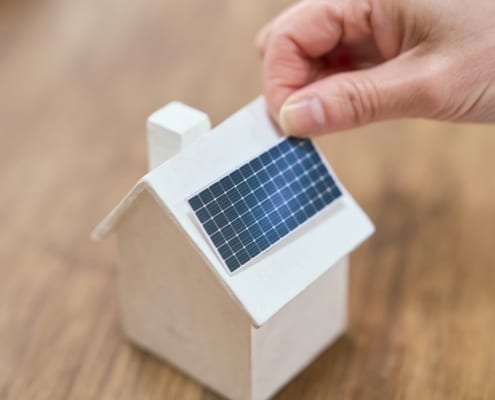 huisje met zonnepanelen