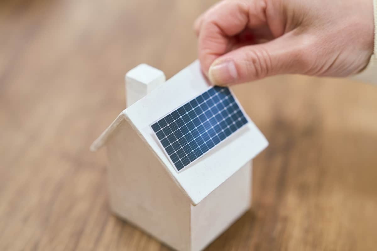 huisje met zonnepanelen