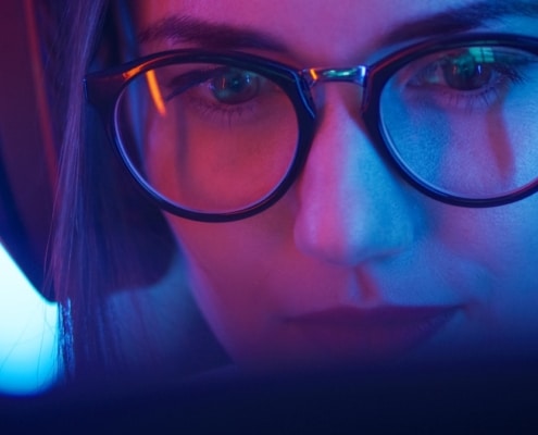 vrouw voor computerscherm