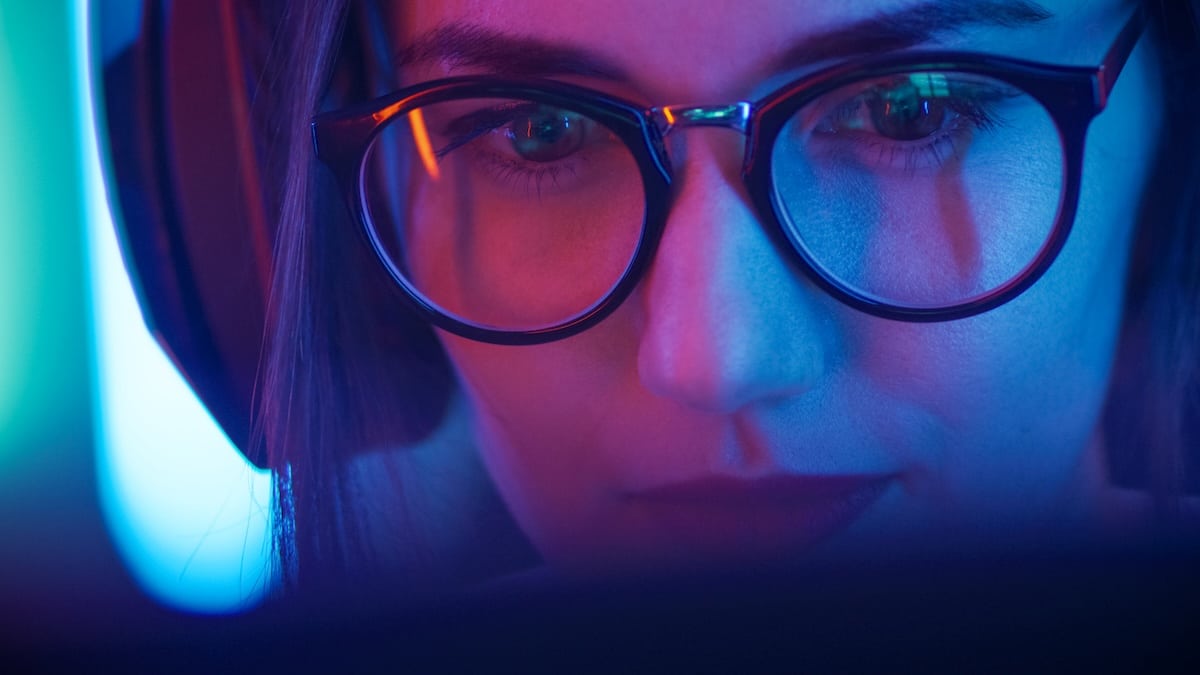 vrouw voor computerscherm