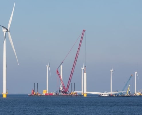 Bouw van een windpark op zee