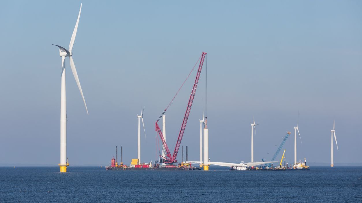 Bouw van een windpark op zee