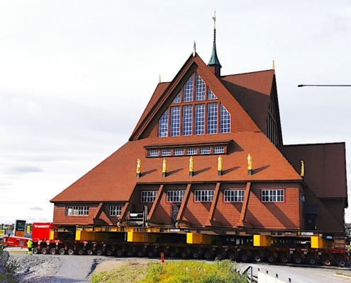 De kerk van Kiruna op transport