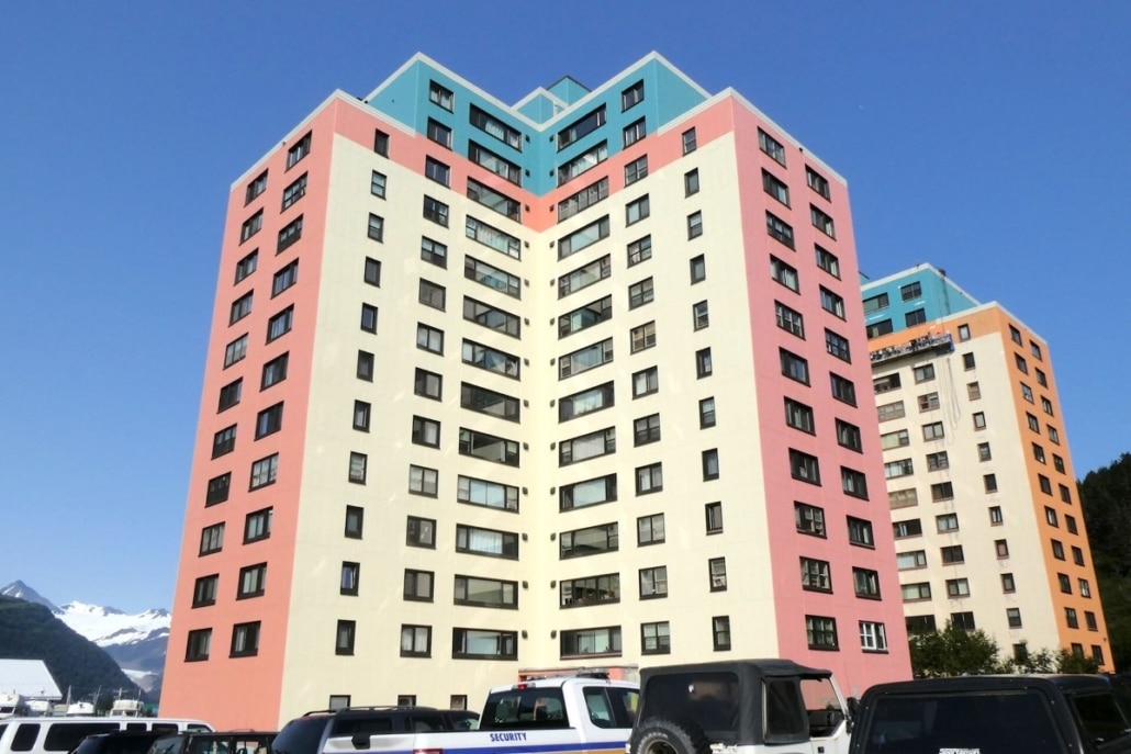 Begich Towers in Whittier, Alaska, het appartementengebouw dat als centrum van het dorp dient.