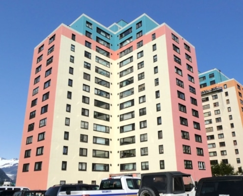 Begich Towers in Whittier, Alaska, het appartementengebouw dat als centrum van het dorp dient.