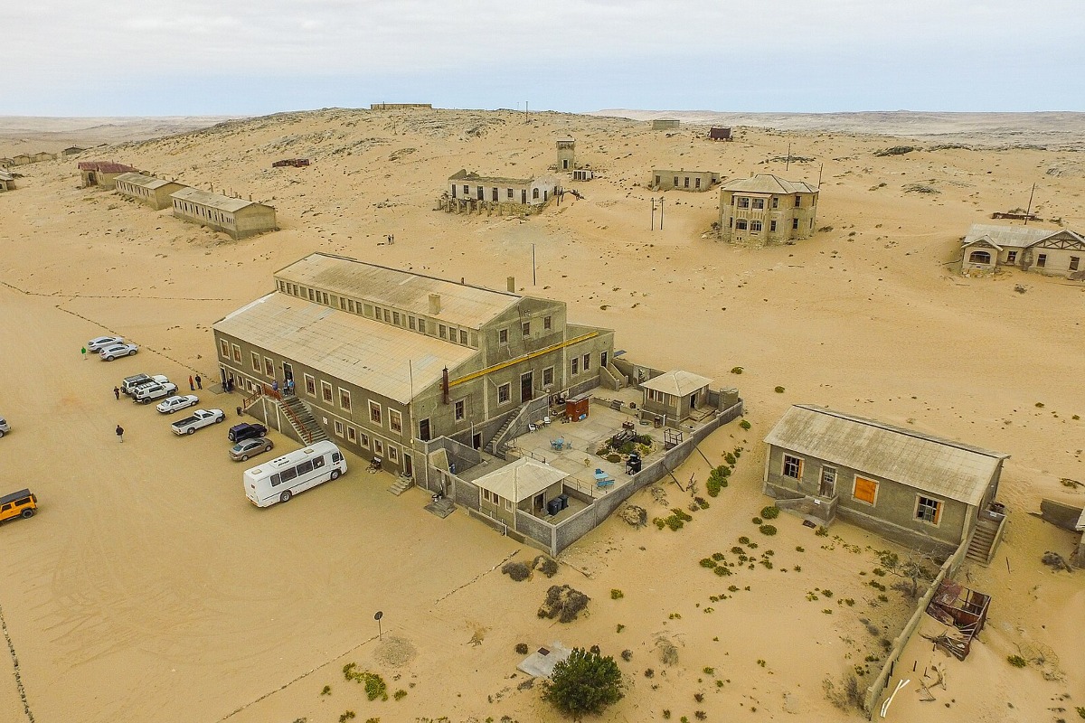 Luchtfoto van de verlaten gebouwen van de spookstad Kolmanskop in de Namibwoestijn.