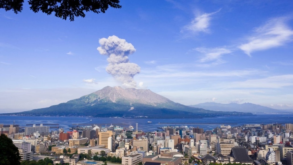 kagoshima de stad naast de vulkaan