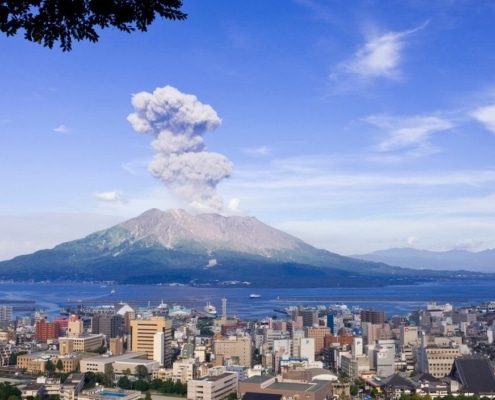 kagoshima de stad naast de vulkaan