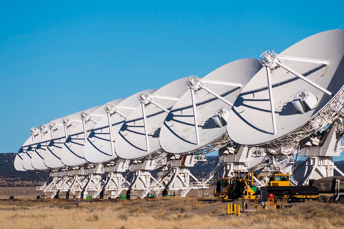 Negen antennes van de Very Large Array opgesteld in de D-configuratie.