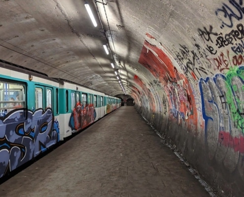 De verlaten perrons van spookstation Haxo aan de Parijse metrolijnen 3bis en 7bis.