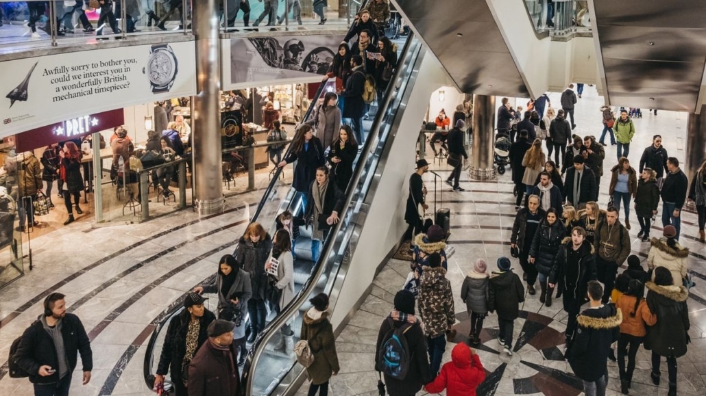 mensen in een winkelcentrum