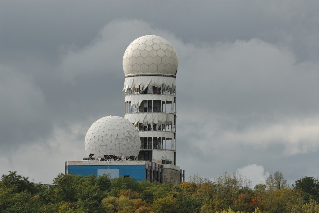 Het voormalige NSA-luisterstation met radomes op de Teufelsberg in Berlijn (2009).