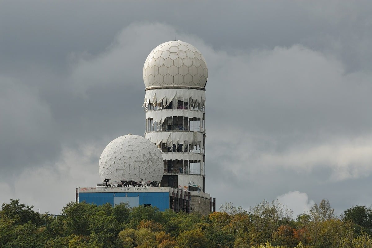 Het voormalige NSA-luisterstation met radomes op de Teufelsberg in Berlijn (2009).