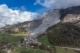 Luchtfoto van het dorp Brienz in Graubünden met de afgebrokkelde puinhelling van de berg erboven.